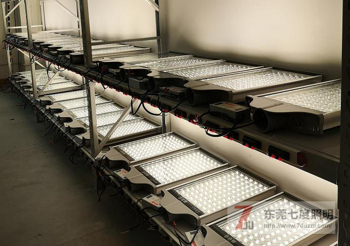 東莞七度照明大功率LED路燈老化效果照片